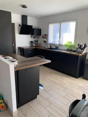 Cuisine ou kitchenette dans l'établissement Maison de lotissement proche circuit des 24h