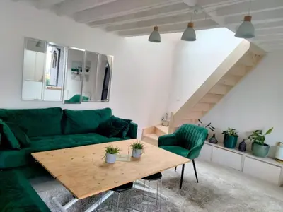 Coin salon dans l'établissement MAISON ATYPIQUE EN BOIS 2 NIVEAUX 7,5km du circuit 24h