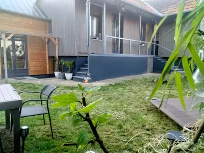 Jardin de l'établissement MAISON ATYPIQUE EN BOIS 2 NIVEAUX 7,5km du circuit 24h