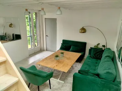 Coin salon dans l'établissement MAISON ATYPIQUE EN BOIS 2 NIVEAUX 7,5km du circuit 24h