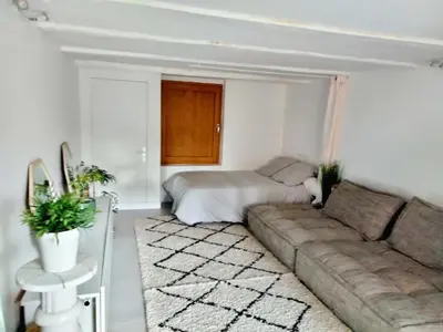 Coin salon dans l'établissement MAISON ATYPIQUE EN BOIS 2 NIVEAUX 7,5km du circuit 24h