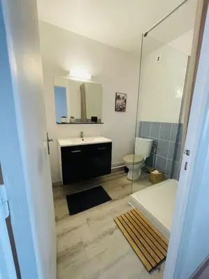 Salle de bains dans l'établissement Bel Appartement Lumineux - 2 Voyageurs