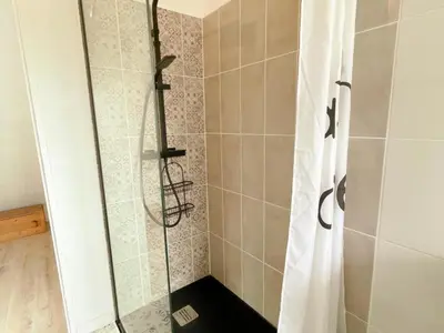 Salle de bains dans l'établissement Gîte tout confort près des châteaux de la Loire avec jardin privé et borne de recharge électrique - FR-1-381-583