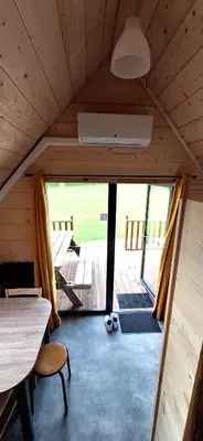 Coin salon dans l'établissement les cabanes du tertre