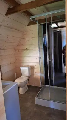 Salle de bains dans l'établissement les cabanes du tertre