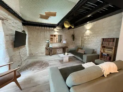 Télévision ou salle de divertissement dans l'établissement Gîte du Puits Chauveau Spa Vignes Chateaux 8pers