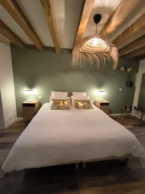 Un ou plusieurs lits dans un hébergement de l'établissement Gîte du Puits Chauveau Spa Vignes Chateaux 8pers