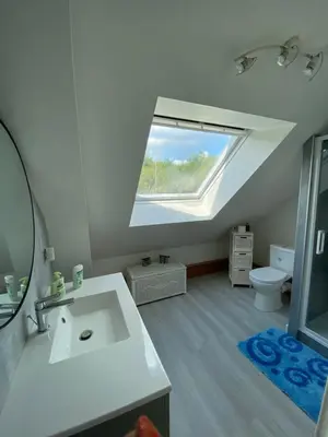 Salle de bains dans l'établissement Maison 5 chambres proche du circuit des 24h du Mans Proche ARNAGE,
