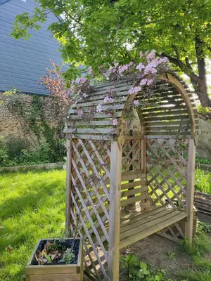 Jardin de l'établissement charmante chambre chez l'habitant