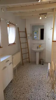 Salle de bains dans l'établissement Le Logis de la Tour