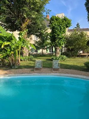 Piscine de l'établissement Le Logis de la Tour ou située à proximité