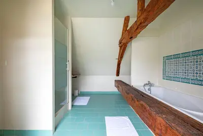 Salle de bains dans l'établissement Longère typique à la campagne