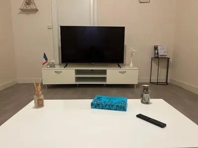 Télévision ou salle de divertissement dans l'établissement Mozafar