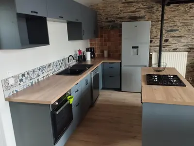 Cuisine ou kitchenette dans l'établissement Maison de charme avec piscine en partage