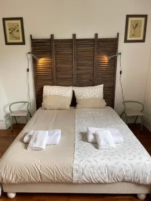 Un ou plusieurs lits dans un hébergement de l'établissement La chambre verte du gite de vendome