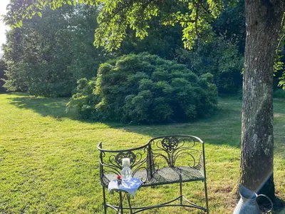 Jardin de l'établissement Chambre d'hôtes spacieuse et tranquille avec parking privé - FR-1-410-446