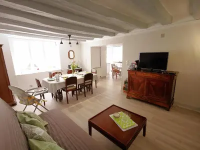 Télévision ou salle de divertissement dans l'établissement Gîte tout inclus au cœur de Descartes, idéal pour familles, proche sites touristiques, confort assuré - FR-1-381-586