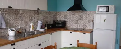 Cuisine ou kitchenette dans l'établissement Logis douillet plein centre du village