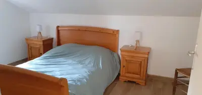 Un ou plusieurs lits dans un hébergement de l'établissement Maison avec mare