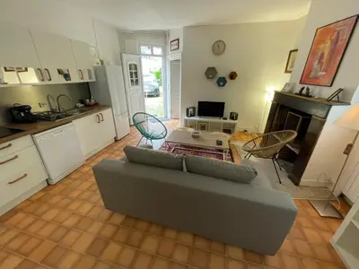 Cuisine ou kitchenette dans l'établissement Charmante Maison La Source 2p 50m2 Quartier Paul Bert