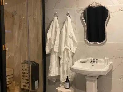 Salle de bains dans l'établissement Le Cadre Noir Lux Spa, Sauna, Jacuzzi
