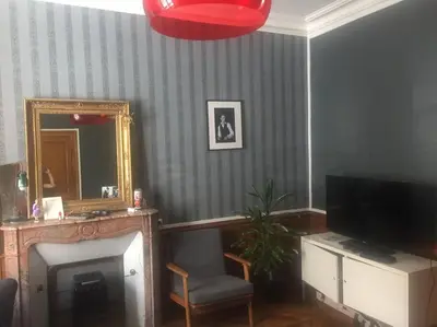 Télévision ou salle de divertissement dans l'établissement Loue mancelle typique Le Mans Gare