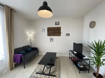 Télévision ou salle de divertissement dans l'établissement Grand studio calme avec balcon & parking gratuit