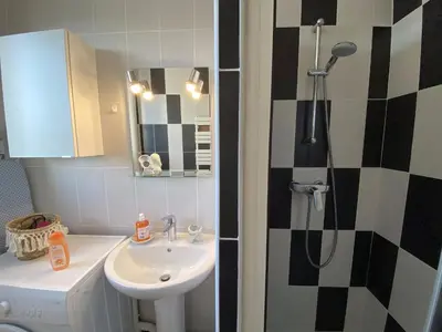Salle de bains dans l'établissement Grand studio calme avec balcon & parking gratuit