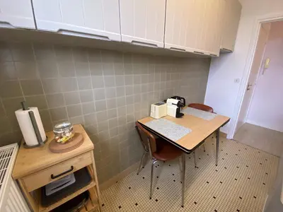 Cuisine ou kitchenette dans l'établissement Grand studio calme avec balcon & parking gratuit