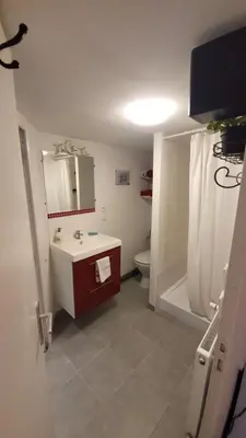 Salle de bains dans l'établissement Studio cosy climatisé
