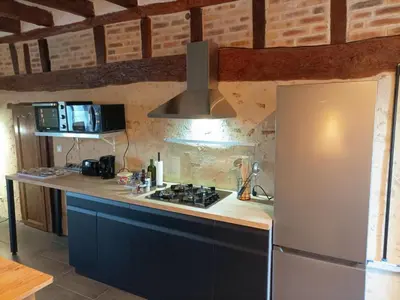 Cuisine ou kitchenette dans l'établissement Gîte tout confort avec grand jardin, cheminée, clim et WIFI, proche châteaux de la Loire et ZooParc de Beauval - FR-1-491-400