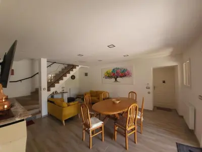 Coin salon dans l'établissement Gîte cosy avec jardin, terrasse et parking entre Châteaux de la Loire et ZooParc de Beauval - FR-1-491-350
