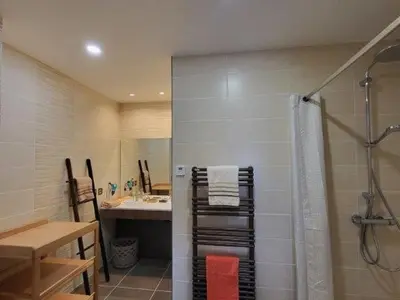 Salle de bains dans l'établissement Gîte cosy avec jardin, terrasse et parking entre Châteaux de la Loire et ZooParc de Beauval - FR-1-491-350