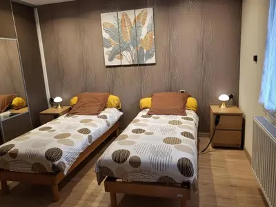 Un ou plusieurs lits dans un hébergement de l'établissement Gîte cosy avec jardin, terrasse et parking entre Châteaux de la Loire et ZooParc de Beauval - FR-1-491-350