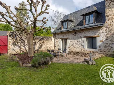 Jardin de l'établissement Chambre d'hôtes avec piscine et petit-déjeuner proche d'Angers - FR-1-622-84
