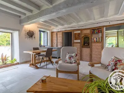 Coin salon dans l'établissement Chambre d'hôtes avec piscine et petit-déjeuner proche d'Angers - FR-1-622-84