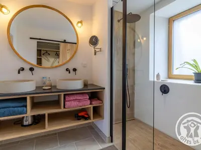 Salle de bains dans l'établissement Chambre d'hôtes avec piscine et petit-déjeuner proche d'Angers - FR-1-622-84