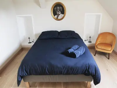 Un ou plusieurs lits dans un hébergement de l'établissement Gîte de charme avec spa, piscine intérieure et jardin clos près de Chinon - FR-1-381-553