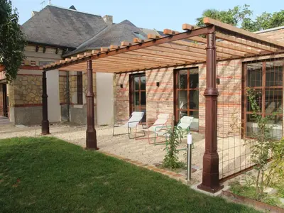 Jardin de l'établissement Gîte de charme avec spa, piscine intérieure et jardin clos près de Chinon - FR-1-381-553