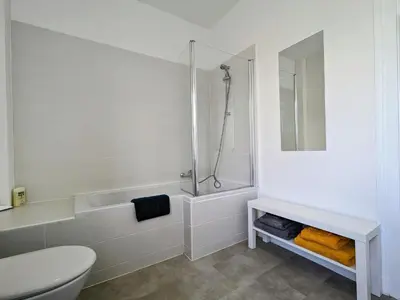 Salle de bains dans l'établissement Maison charmante avec jardin près de Tours et Châteauroux - FR-1-591-594