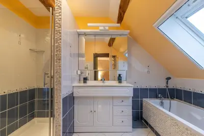 Salle de bains dans l'établissement Ultra centre, 2 Ch, 2 SDB, Blois