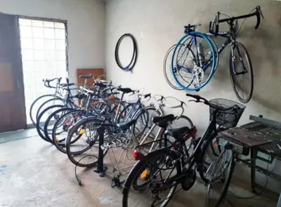 Vélo sur le terrain de l'établissement La picoiserie ou dans les environs