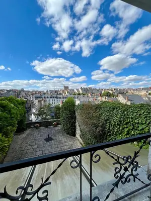 Balcon ou terrasse dans l'établissement La Place du Château - Vue exceptionnelle sur le château de Blois