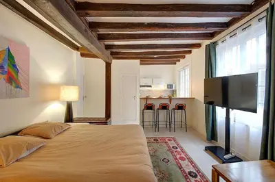 Télévision ou salle de divertissement dans l'établissement Chic et Cosy - Arrivée Autonome