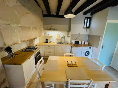 Cuisine ou kitchenette dans l'établissement Duplex Cité Plantagenêt - 2 Voyageurs - WIFI