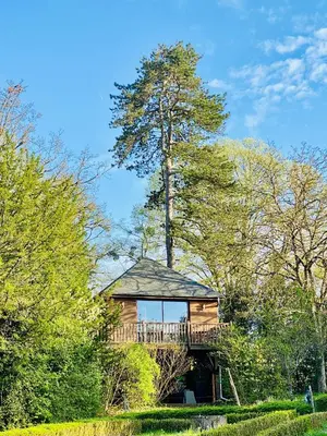 Jardin de l'établissement Cabane avec Jacuzzi privatif du Manoir du Parc - Adults only