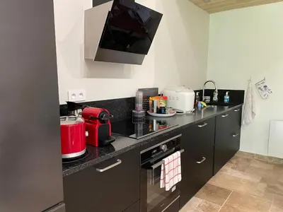 Cuisine ou kitchenette dans l'établissement Échappez-vous à la campagne sarthoise: charme, nature, proximité 24H du Mans & zoo! - FR-1-410-448