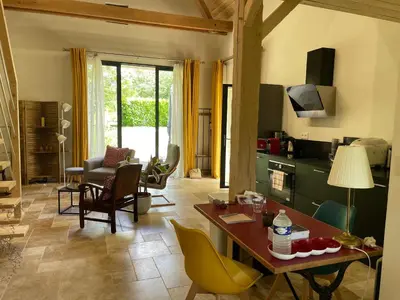Coin salon dans l'établissement Échappez-vous à la campagne sarthoise: charme, nature, proximité 24H du Mans & zoo! - FR-1-410-448