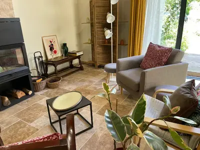 Coin salon dans l'établissement Échappez-vous à la campagne sarthoise: charme, nature, proximité 24H du Mans & zoo! - FR-1-410-448