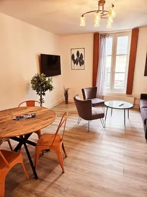 Télévision ou salle de divertissement dans l'établissement appartement calme, centre-ville